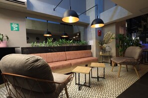 Télévision à écran plat de 54 pouces avec chaînes par câble, Netflix