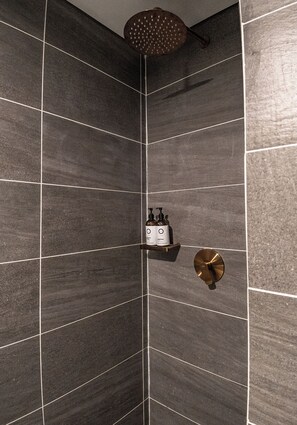 Standard Twin Room | Bathroom | Towels, soap, shampoo, toilet paper - The O By Seekers Medellín (Medellín)