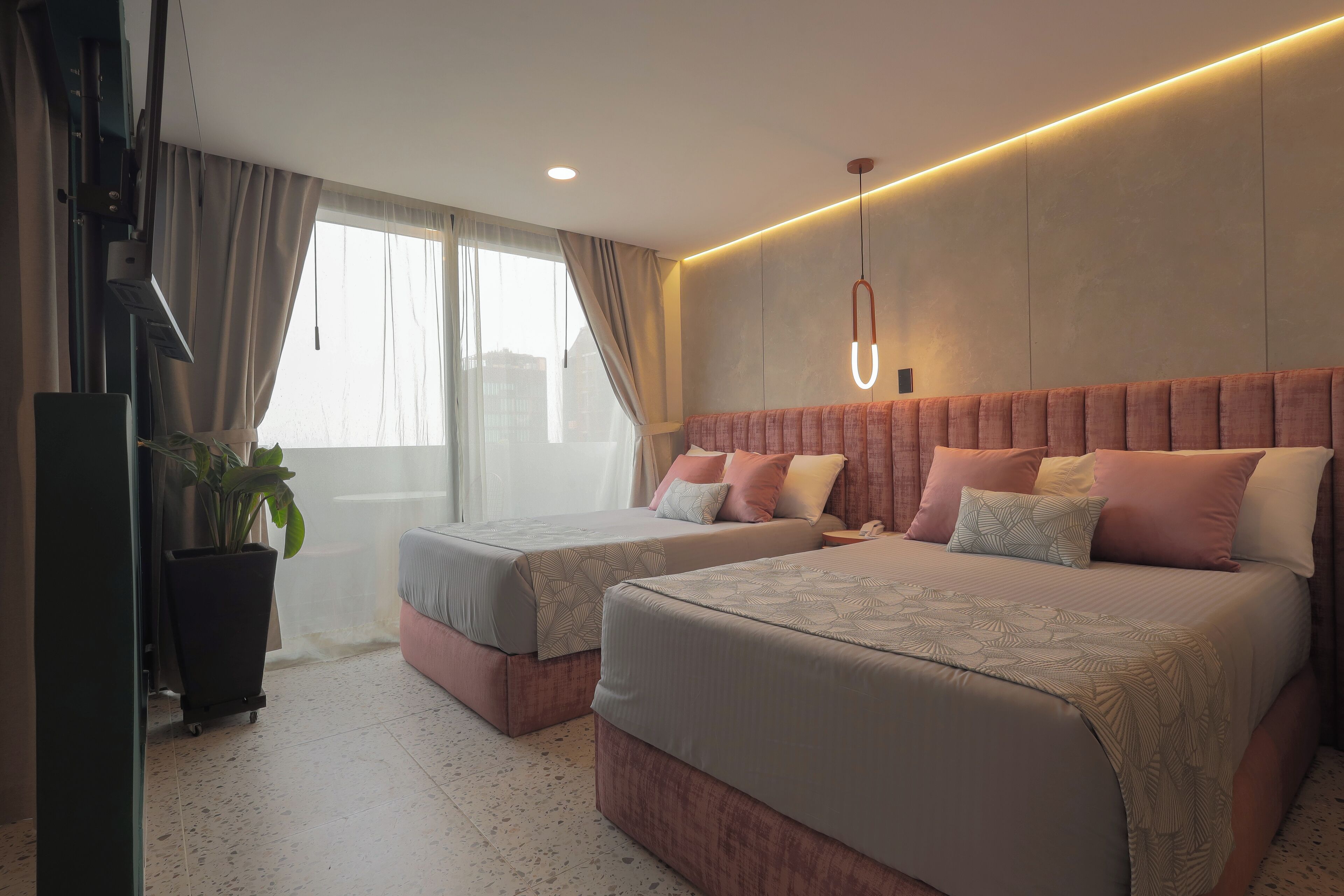 Ropa de cama de alta calidad, cubrecamas y minibar 