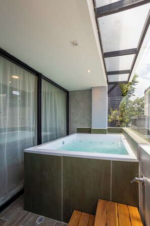 Chambre Majestueuse | Bain à remous privé