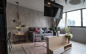 Rom – junior | Sengetøy av topp kvalitet, dundyner, minibar og safe på rommet