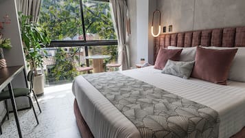 Rom – standard | Sengetøy av topp kvalitet, dundyner, minibar og safe på rommet