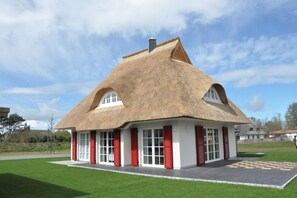 Exterior - Reetdachhaus am Bodden mit Sauna (Fuhlendorf)