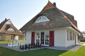 Exterior - Reetdachhaus am Bodden mit Sauna (Fuhlendorf)