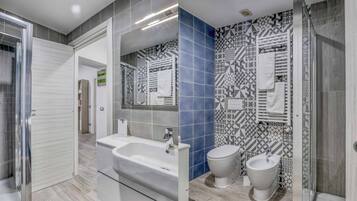 Vasca idromassaggio, asciugacapelli, bidet, asciugamani