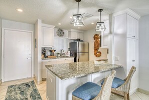 Een magnetron, een oven, een kookplaat, een vaatwasser