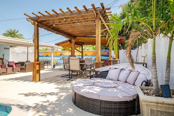 Outdoor dining - Downtown Cocoa Beach, Heated Pool House Next To Beach (Cocoa Beach)