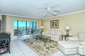 TV, books - Steps to the Beach 2 Bed 2 Bath at Siesta Key Beach with Full Gulf Views (Siesta Key)