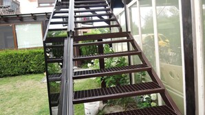 Eine Metalltreppe mit mehreren Stufen, die zu einer höheren Ebene führen.