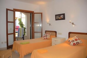 4 bedrooms, travel crib, free WiFi