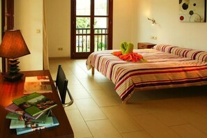 4 bedrooms, travel crib, free WiFi - House in S'Illot near Sandy Beach (S'Illot)