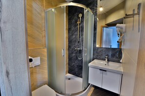 Douche, sèche-cheveux, serviettes fournies