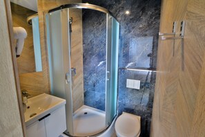 Dusche, Haartrockner, Handtücher