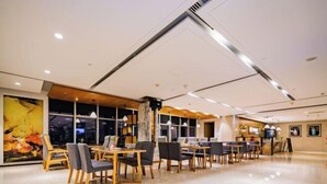 A modern hotel lobby with a spacious seating area, large windows, and a contemporary ceiling design. - Xi'an Peace Arch Hotel (Xi'an)