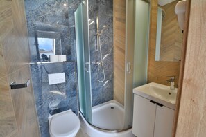 Een douche, een haardroger, handdoeken