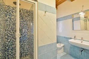 Bruser, hårtørrer, bidet, håndklæder