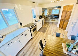 Microwave, oven, stovetop, dishwasher - Cascade Basecamp: close to fun! (Cascade)