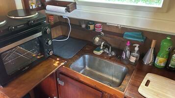 Een koelkast, een oven, een kookplaat, een koffiezetapparaat/waterkoker