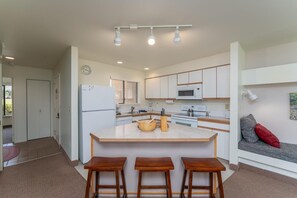 Frigorífico, microondas, horno y placa de cocina