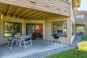 Outdoor dining - Wapato Point Condo on Lake Chelan with Resort Amenities! 2Bed/2Bath, Ground Floor-Unit 655 (Manson)