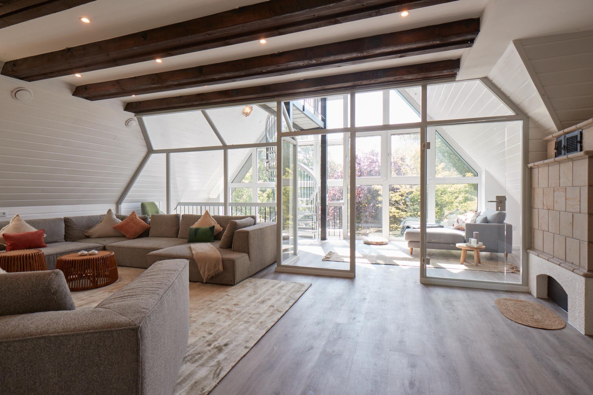 Una Smart TV, una chimenea