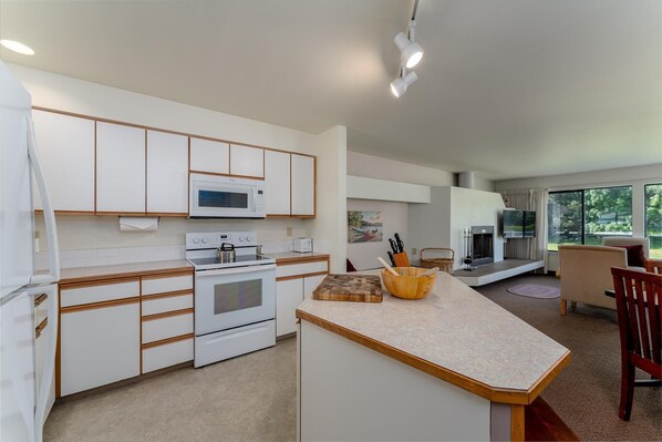 Jääkaappi, mikroaaltouuni, uuni, liesi