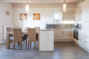 Kylskåp, mikrovågsugn, ugn och spishäll