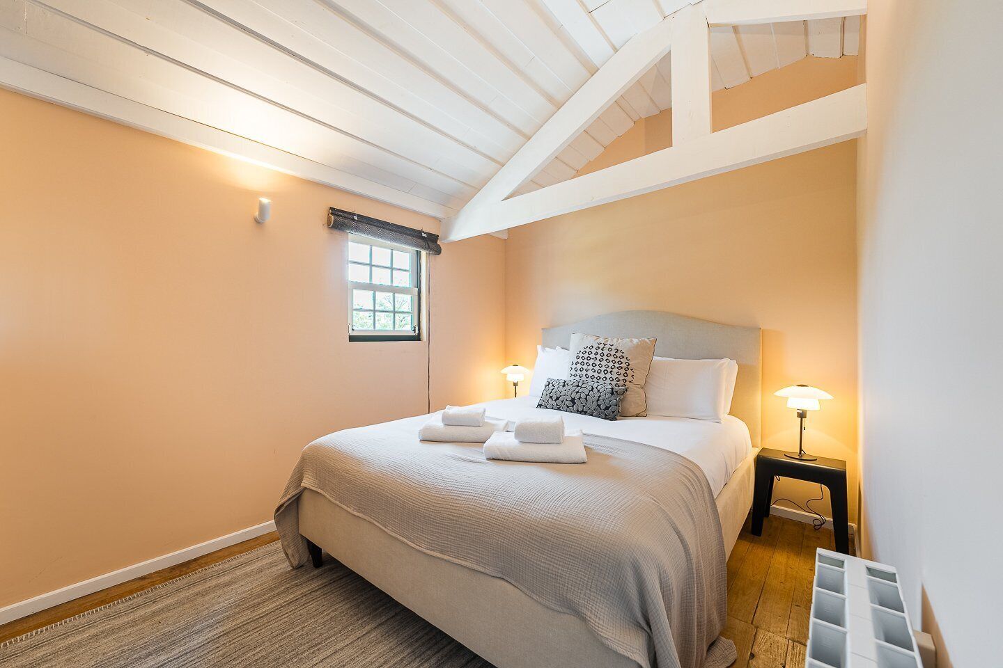 2 bedrooms, desk, internet, bed sheets