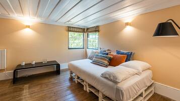 2 bedrooms, desk, internet, bed sheets