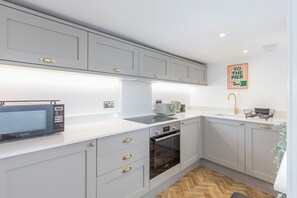 Réfrigérateur, micro-ondes, four, lave-vaisselle