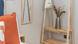 2 slaapkamers, een strijkplank/strijkijzer, reisbedje, gratis wifi