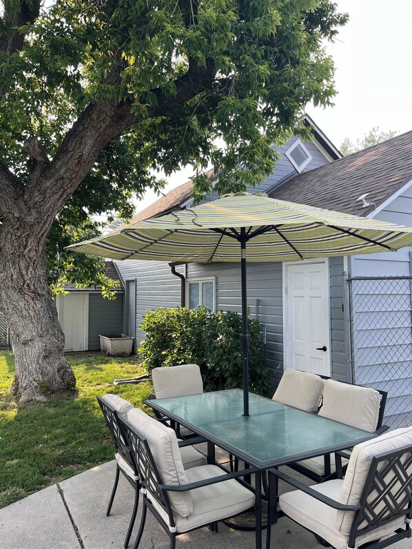 Outdoor dining - The Vintage Gem (Lusk)