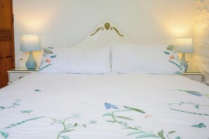 3 bedrooms, travel cot, bed sheets - The Old Cottage, Aberporth (Glanrhyd)