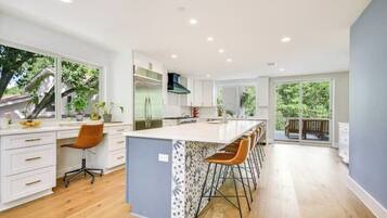 Refrigerador, microondas, horno y parrilla de estufa