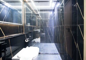 Doccia, asciugacapelli, shampoo