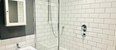 Maison | Salle de bain | Baignoire et douche séparées, baignoire profonde, séchoir à cheveux
