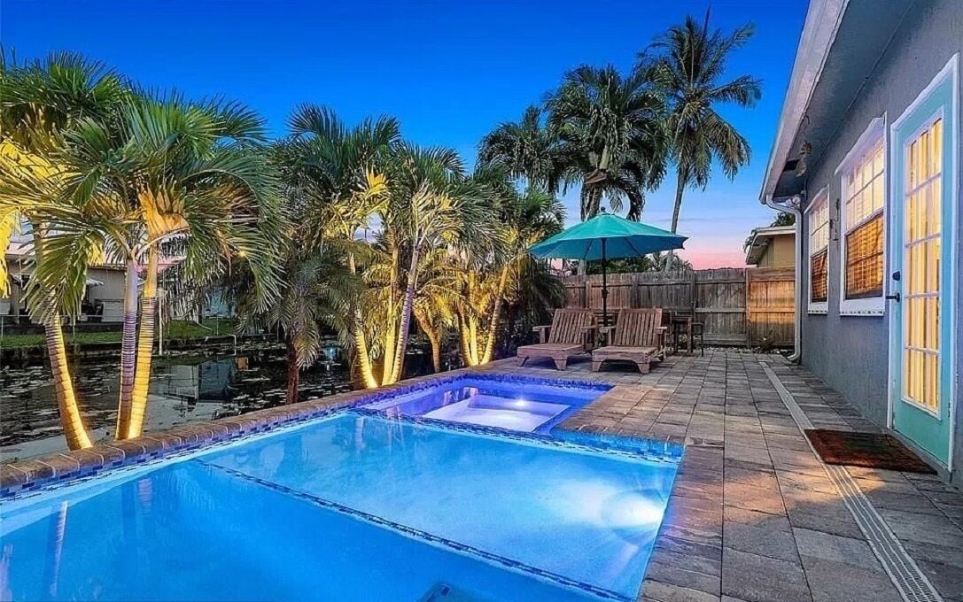 Stunning  5⭐ WATERFRONT Home 🎏 in Fort Lauderdale 😎 HEATED Pool & Hot Tub ✨ !