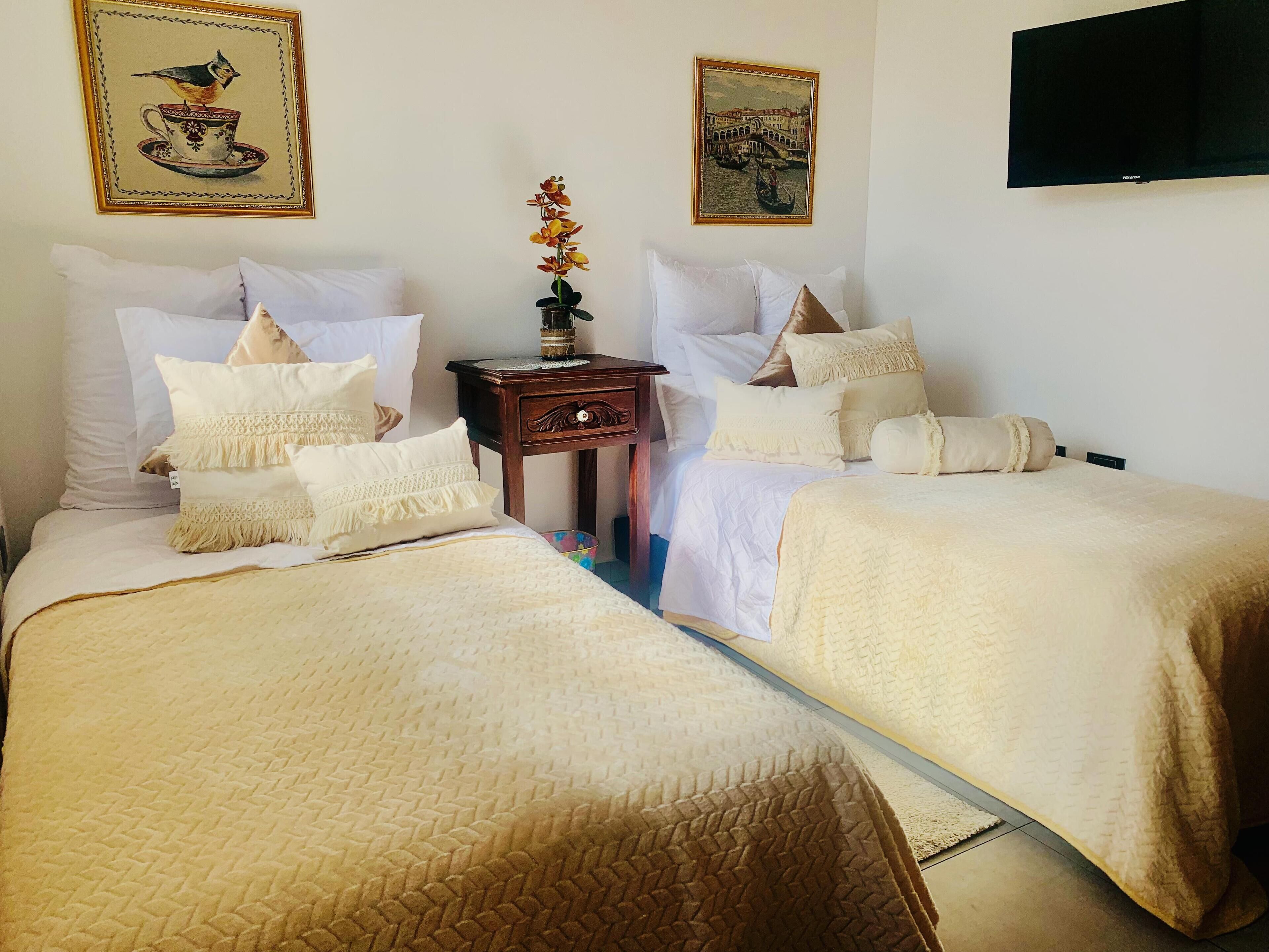 2 habitaciones, tabla de planchar con plancha, wifi y ropa de cama 