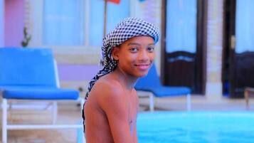 Habitació doble Comfort, vistes a la piscina | Bany | Tovalloles, sabó, xampú i paper higiènic