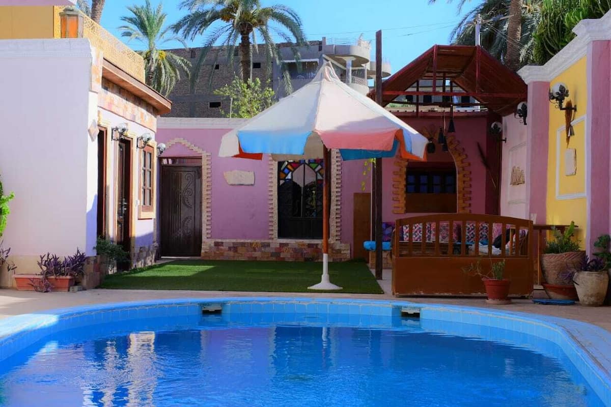 Comfort-dobbeltværelse - udsigt til pool | Mørklægningsgardiner, lydisolering, gratis Wi-Fi