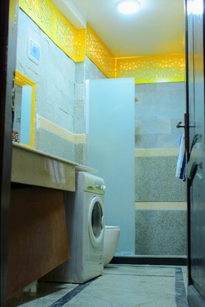 Toalhas de banho, sabonete, shampoo, papel higiênico