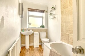 Een douche, een haardroger, handdoeken