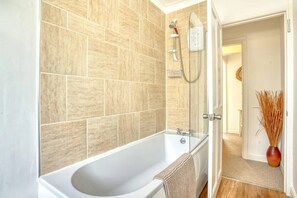 Douche, séchoir à cheveux, serviettes fournies