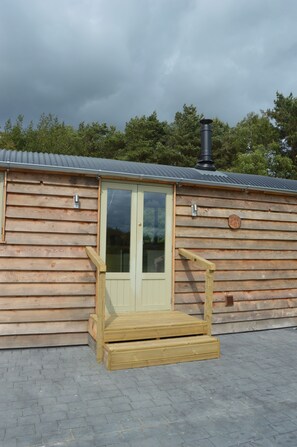 Exterior detail - The Lair with Hot Tub 1 pet Onsite Fishing (Stape)