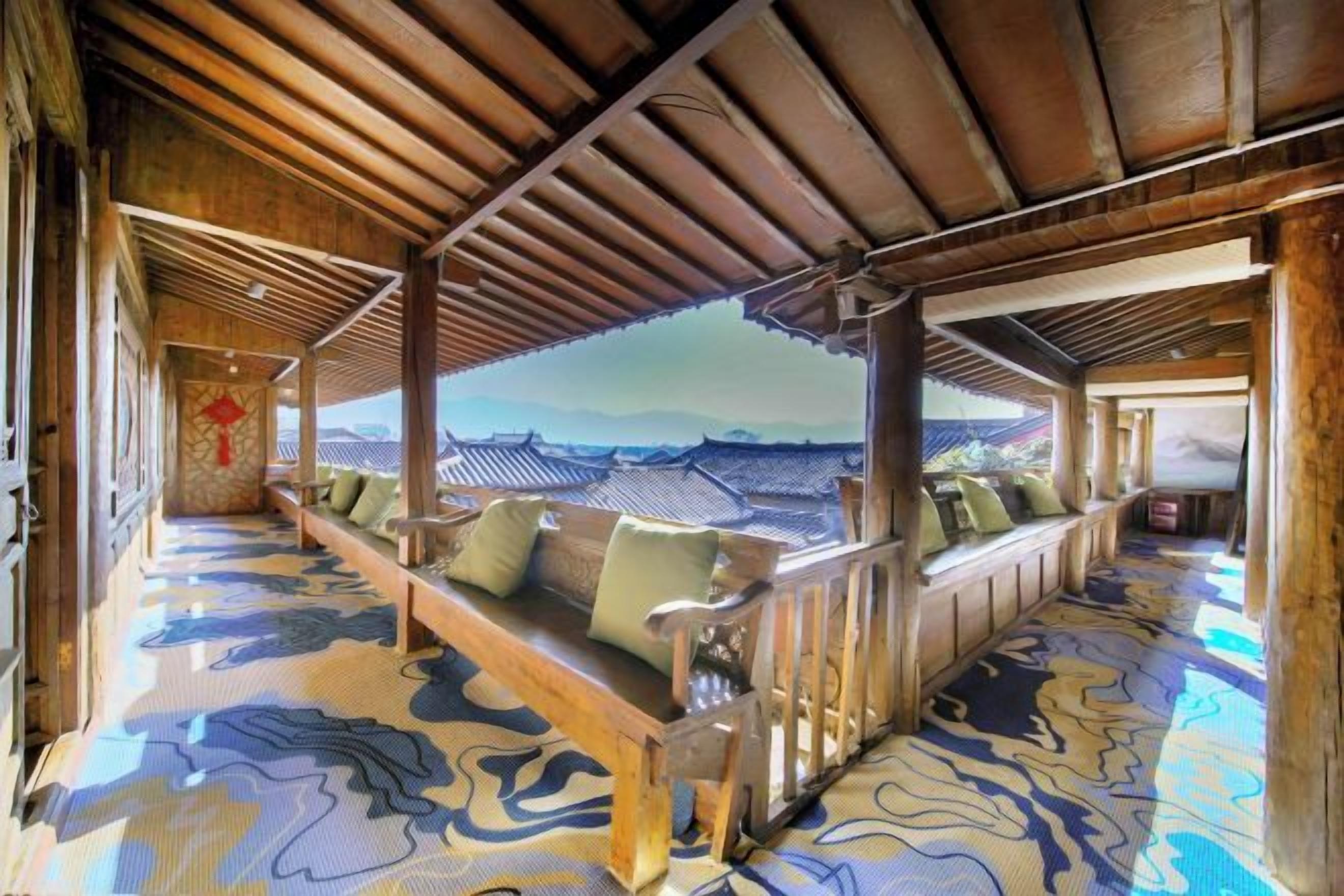 Une pièce de style japonais traditionnel, avec un sol recouvert de tatamis, un plafond en bois et une vue sur une architecture traditionnelle.