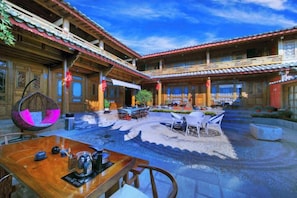 Outdoor dining - Huayang Nianhua Homestay (Lijiang Ancient City Branch) (Lijiang)