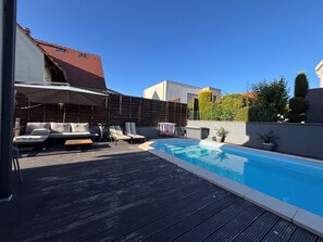 A swimming pool with lounge chairs and a covered seating area. - Grande et Belle Villa aux Portes de Strasbourg et des Vosges du Nord (Brumath)