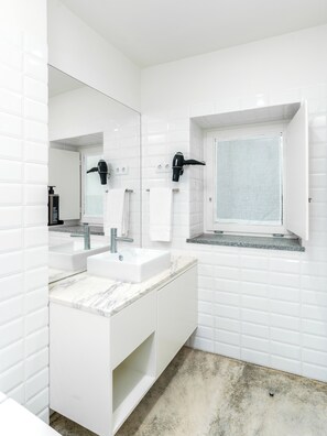 Apartamento, 1 quarto | Banheiro | Chuveiro, produtos de toalete biodegradáveis, secador de cabelo 