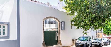 Una entrada protegida por una reja a un edificio con un cartel que dice 'Innhome'.