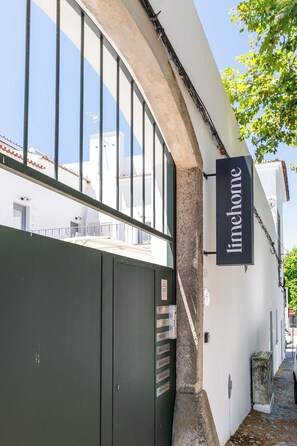 Un edificio con un cartel que dice "limehome" y una puerta verde.